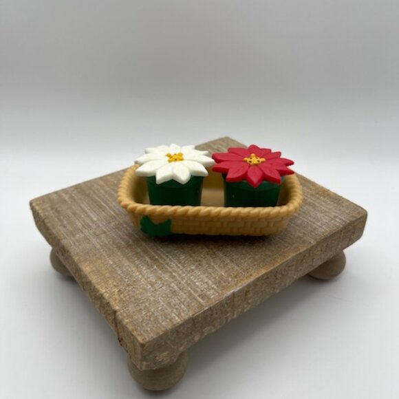Vintage Avon Christmas Poinsettia Salt and‎ Pepper Shakers in a Basket - Picture 4 of 7